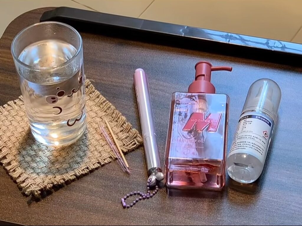 The things for taking off the press-on nails.